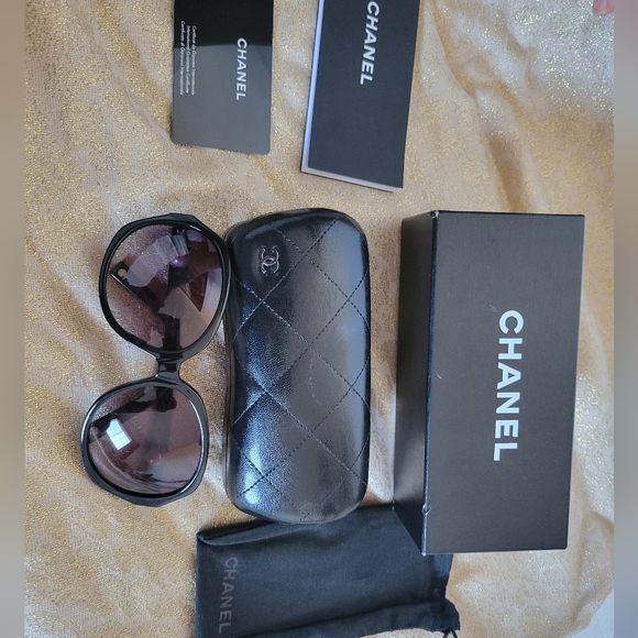 💯% Authentic Chanel sunglasses🕶 with original pouch and booklet and box - Picture 3 of 11